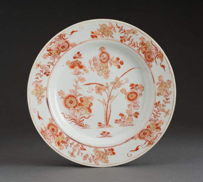 Tányér virágokkal, Kína, Qing-dinasztia, Kangxi-kor, 1690-1719 között, Erős Ágost száz választófejedelem és lengyel király egykori porcelángyűjteményéből