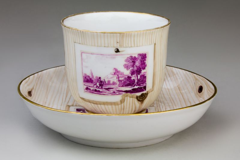 Csésze aljjal - Trompe l'oeil metszetekkel és faerezetet imitáló, ún. faux bois festéssel, Pozellanmanufaktur Nymphenburg, Németország, 18. század vége