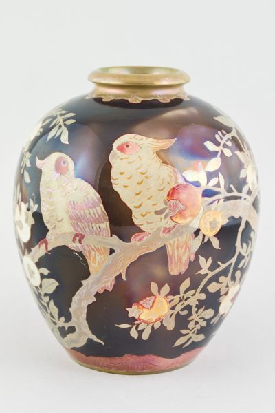 Váza - Chinoiserie, kínai lakkfestést imitáló dekorral, papagájokkal, Zsolnay-gyár