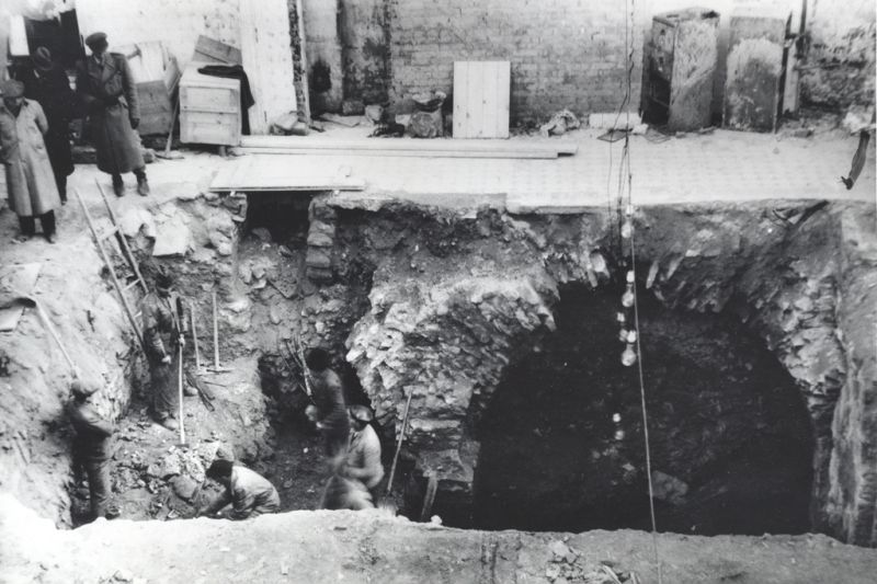 Fénykép - az Esterházy-kincstár tárgyainak feltárása