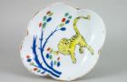Sótartó - a meisseni 'sárga oroszlán' (gelber Löwe) dekort imitáló festéssel, Fischer Mór porcelángyára (Herend)