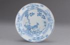 Kisméretű porcelán tányér, öblében fenyővel és fácánnal, 18. század első fele, Kína