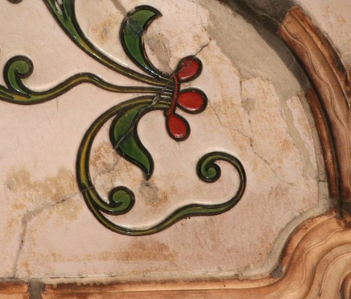 A fehérmázas mennyezet kerámia díszítményeinek sérülései és pergő, felvált mázrétegek károsodásai