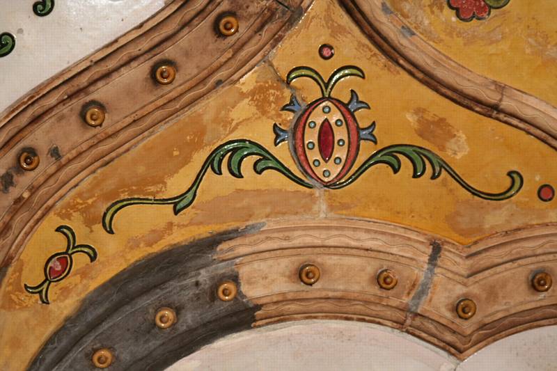 A fehérmázas mennyezet kerámia díszítményeinek sérülései és pergő, felvált mázrétegek károsodásai