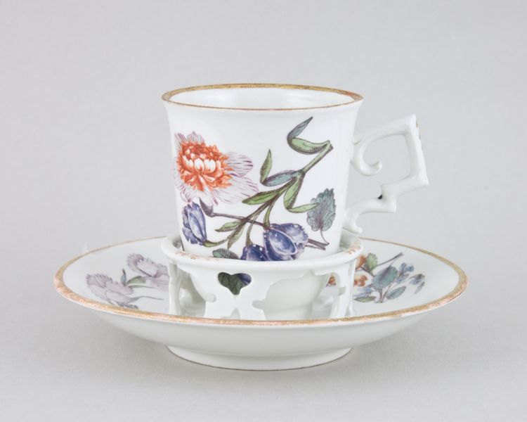 Csokoládés csésze kosaras aljjal (ún. trembleuse) - ún. 'deutsche Blumen' dekorral