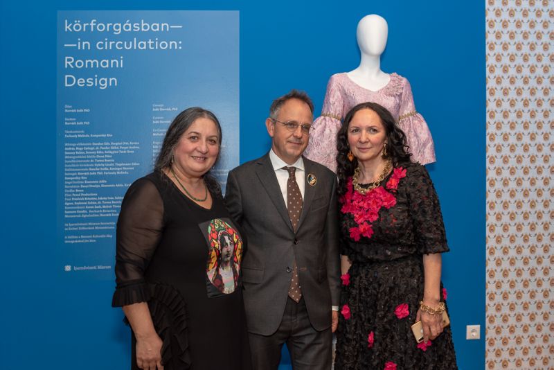 Bús Balázs NKA-alelnök Varga Erikával és Varga Helenával