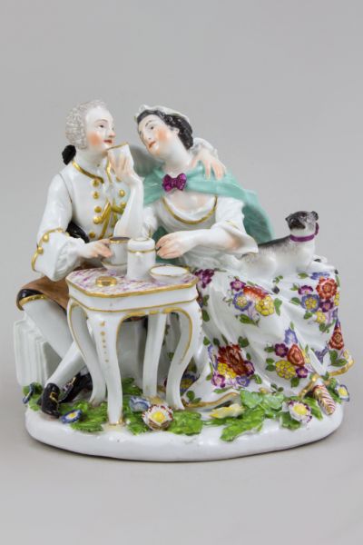 Szoborcsoport - csokoládét ivó szerelmespár 