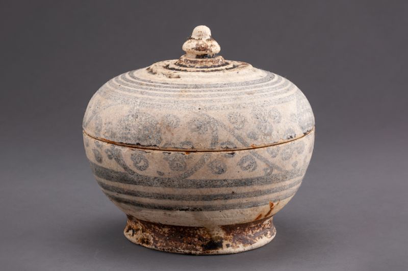 Doboz fedéllel - Lótuszbimbó alakú fogóval (a Xuande hajóroncs rakományából), 1450 – 1550, Kína