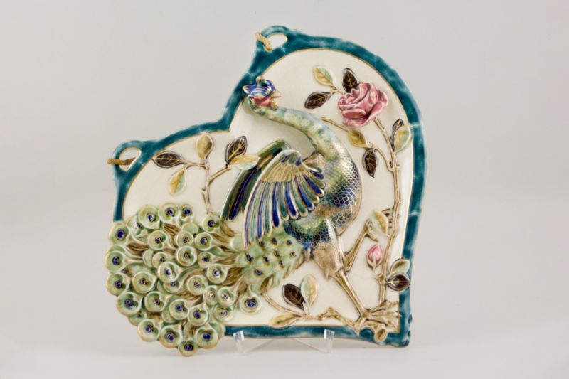 Falidísz - szív alakú, páva alakjával, Klein Ármin (Hermann), Zsolnay-gyár (Pécs), 1883, Pécs